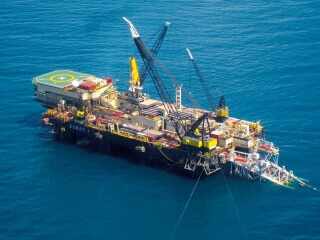 Blue economy pipelay vessel